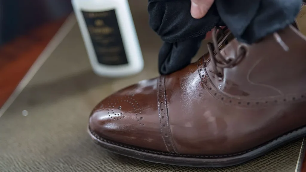 با پارچه نخی و مایع تمیز‌کننده، کفش چرم را تمیز کنید.